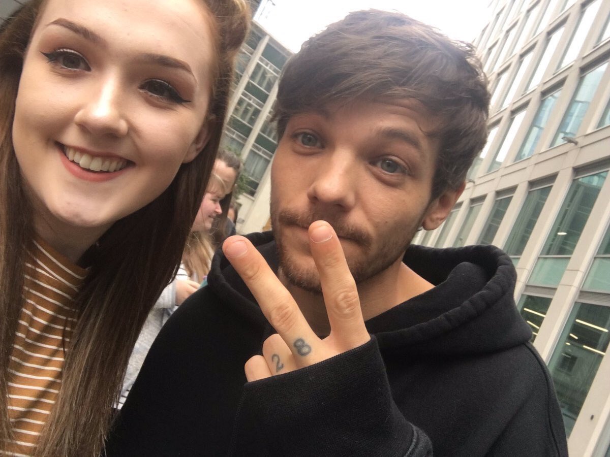 dnarrrainbow's tweet photo. Луи сегодня в Лондоне ,25/07/17
#BackTouYouMusicVideo
#MTVHottestLouisTomlinson https://t.co/HZZgsKQ7lL