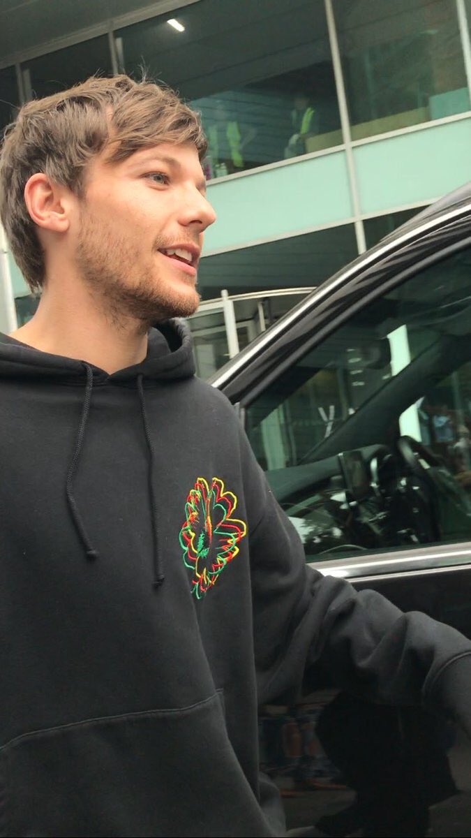 dnarrrainbow's tweet photo. Луи сегодня в Лондоне ,25/07/17
#BackTouYouMusicVideo
#MTVHottestLouisTomlinson https://t.co/HZZgsKQ7lL