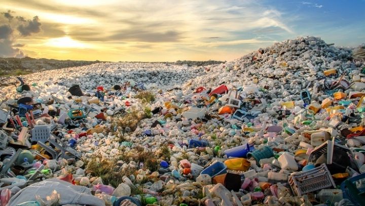 EcoCraigJones's tweet photo. Plastic pollution risks 'near permanent contamination of natural environment' https://t.co/tEHeNT20Nm https://t.co/bWKhEu2Ypp