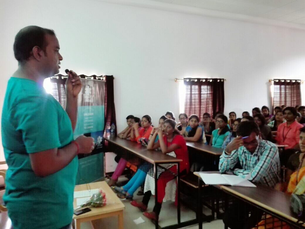 WorldMeritIndia's tweet photo. Hacking is nothing but identifying a problem and find solutions #Entrepreneurs must be good at it Says @_surajjana #WorldMerit17 #PhaseShift https://t.co/7BsjExI7MQ