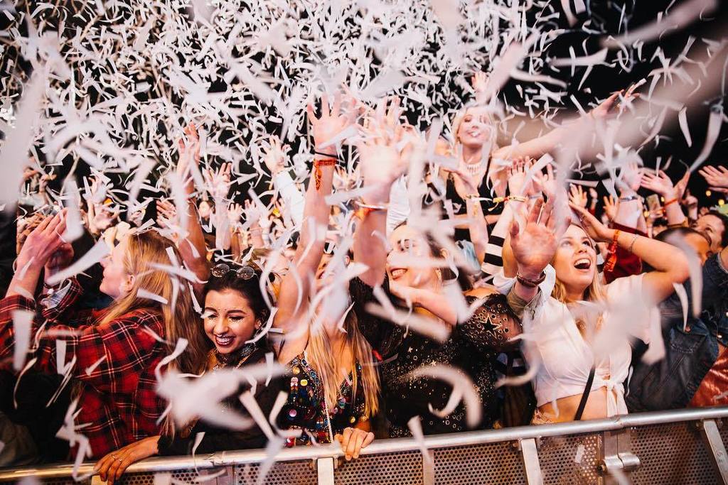 Ssummersite's tweet photo. That's the feeling of a #Splendourbender baby //📸 @aimeecatt for @splendourinthegrass // link in bio for our festi… https://t.co/Xa6RuQXZj5 https://t.co/EX9QFaELBB