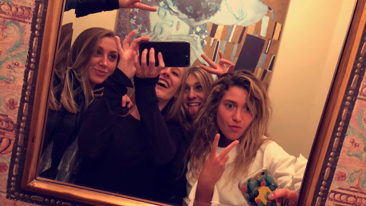 ocrane18's tweet image. Happy Birthday!!🎈 I love I miss you pretty girl ❤️💛💚💙💜