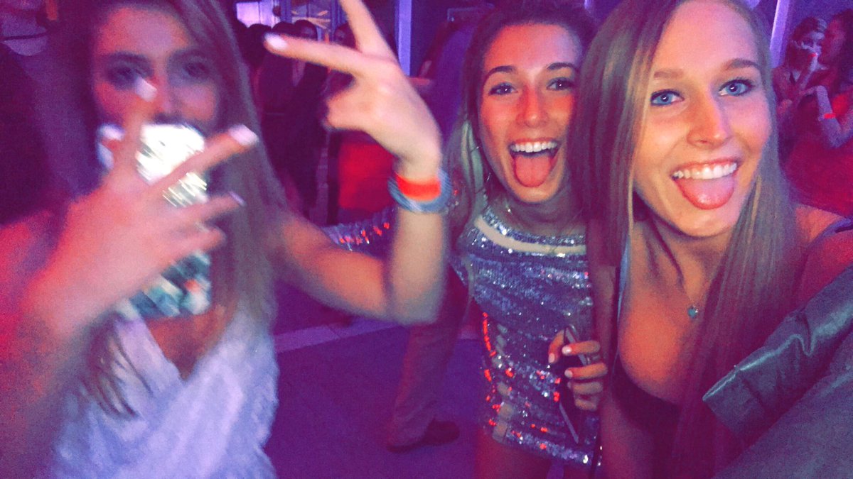 ocrane18's tweet image. Happy Birthday!!🎈 I love I miss you pretty girl ❤️💛💚💙💜