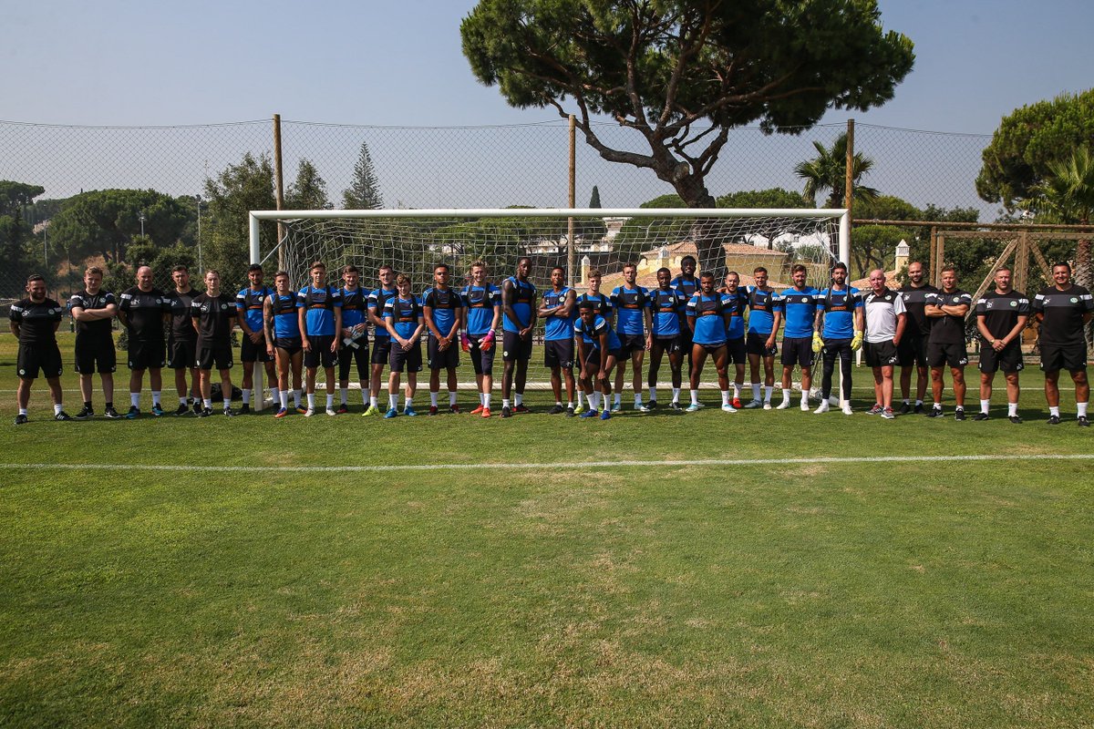 🇵🇹 PORTUGAL: The team ahead of today's training at @brownsportsclub as they prepare for tonight's game against SC Farense. 7pm kick off.