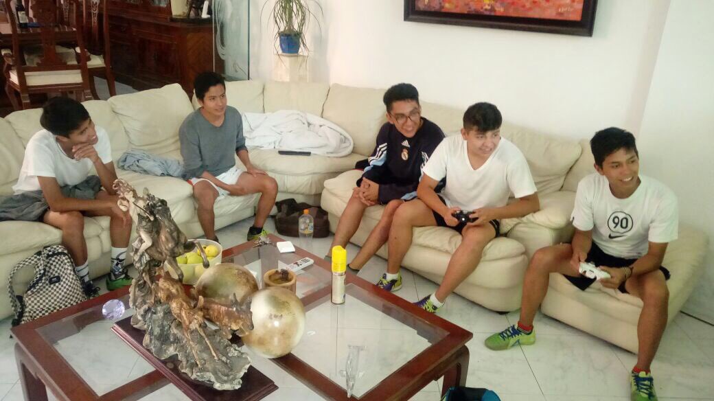 diegoxmexico's tweet photo. FIFA in my house after of play soccer in the park :) https://t.co/CcF5pelSr2