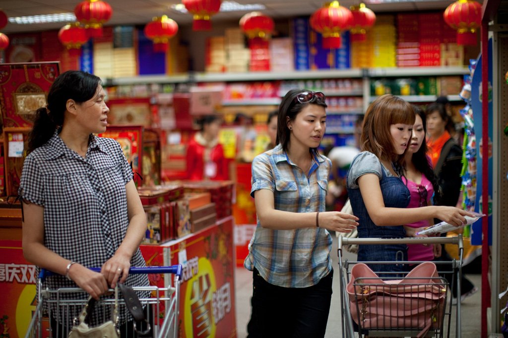 themakhazine's tweet photo. Polly Braden, A mother watches her daughter and friends at Walmart, Kunming 2009
https://t.co/zJUb57F4vU https://t.co/KU62yUVRy0