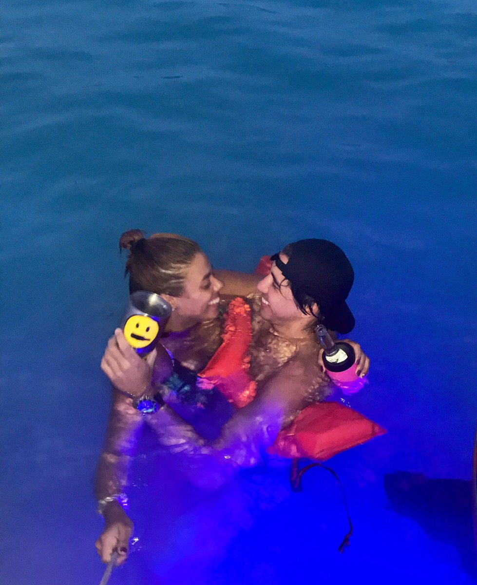 NathyCruz5's tweet photo. 1 dia vs 365 dias después GRACIAS VIDA por ponerme a este hermoso ser humano en el momento indicado ❤️👫 #miamigo #elfav #minovio #micomplice https://t.co/JCbLH7c7zP