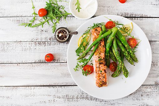 NHSuk's tweet photo. These eight practical tips cover the basics of healthy eating, and can help you make healthier choices: https://t.co/yfdytIXSIu https://t.co/KpQMgpY5Gg