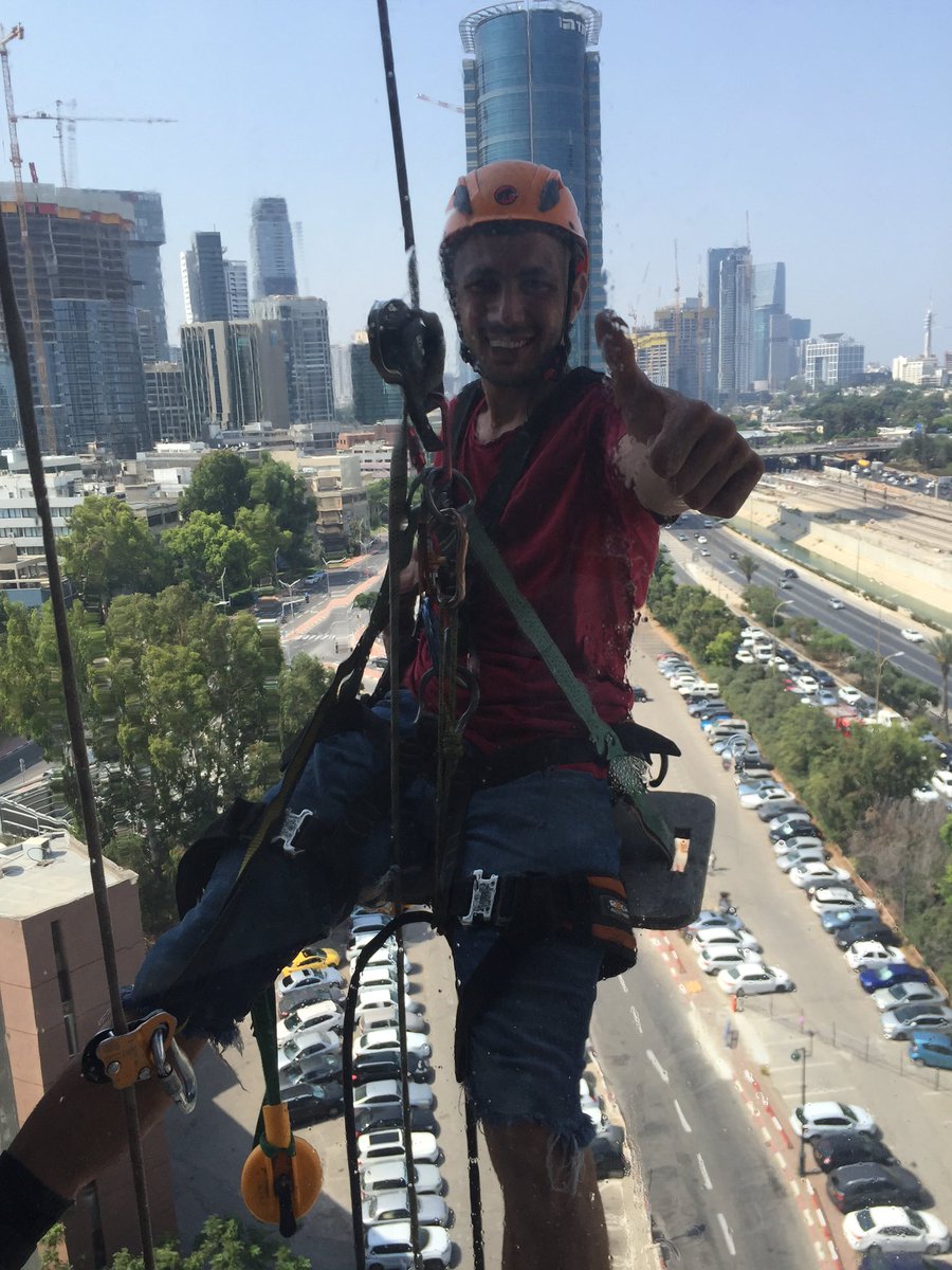 Israelcohen911's tweet photo. הבחור הנחמד הזה דופק לי על החלון. https://t.co/uaS2e1rWLv