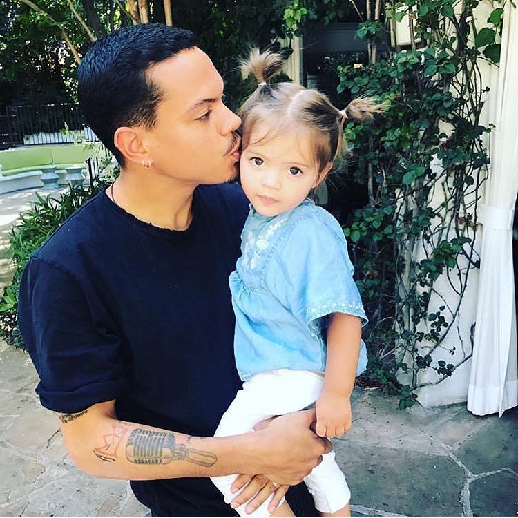 TeamCurtains's tweet photo. She got so big! #EvanRoss & his daughter, with #AshleySimpson, #JaggerSnow.๐ https://t.co/3pgYMlAkv0