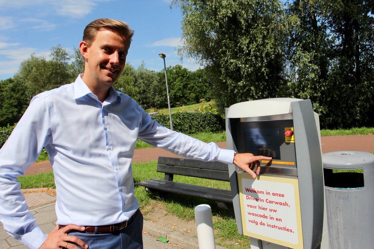 CarwashProNL's tweet photo. Shell-topman @DucoHoen : De carwash moet makkelijker #CarwashPro #carwash @Shell_Nederland #Shell #tankstation https://t.co/Qxi9VMwiU4 https://t.co/x6d60pHML1