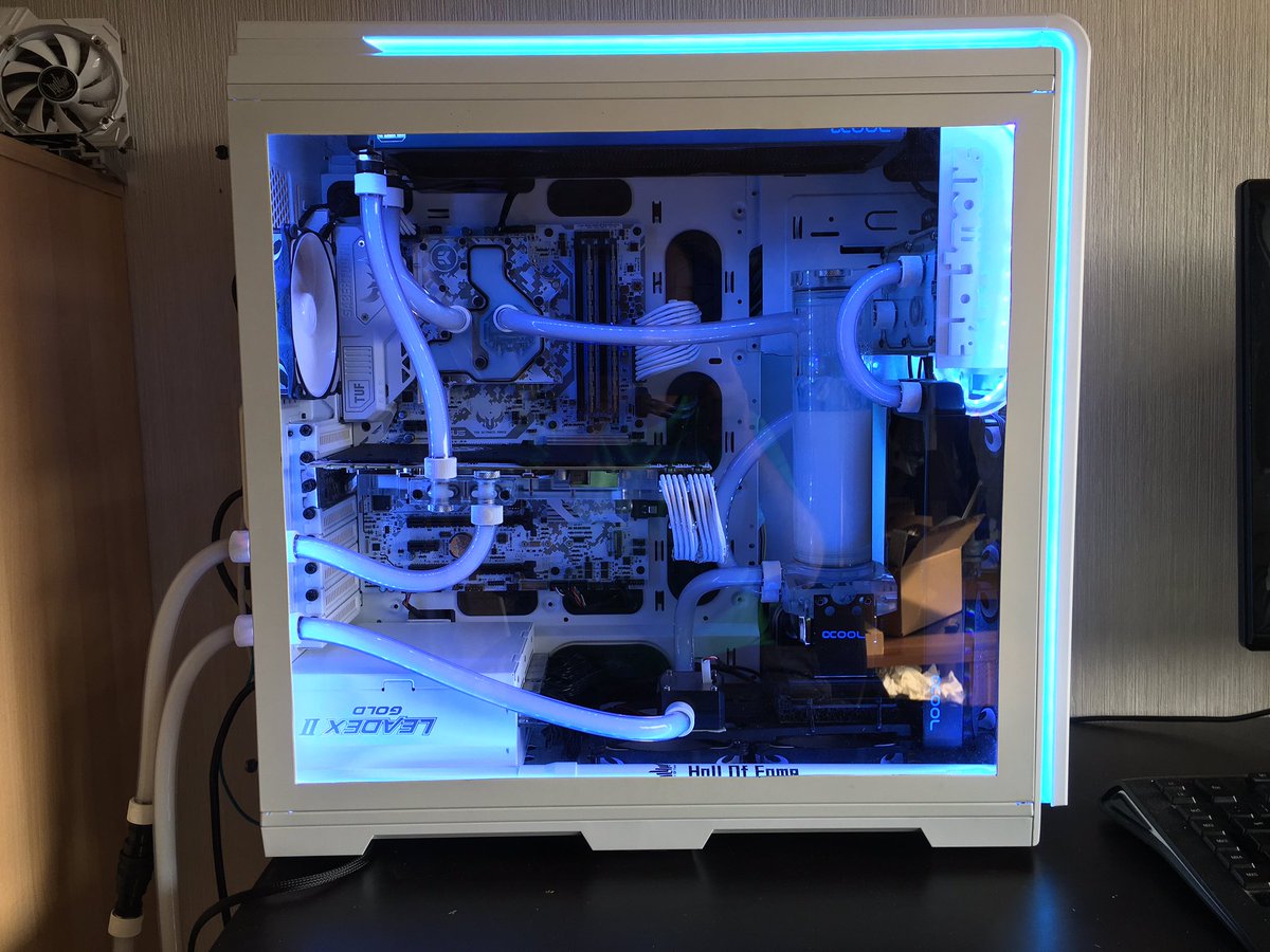 HazelPottPlays's tweet photo. Project Snowflake: ITS DONE !! What u guys thinking? #watercooling #pcmods #custom #pc #intel #ekwb #custompc https://t.co/LM2bb8Re2r