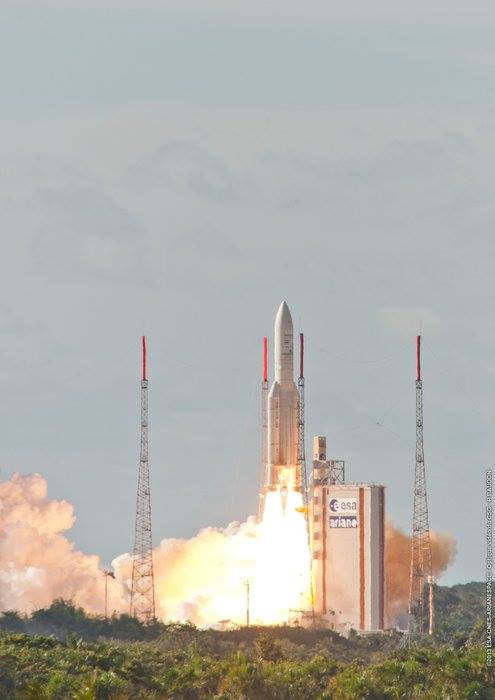 ESA_History's tweet photo. #OTD 25 July 2013, #Alphasat, largest European comsat ever built, launched on Ariane 5 @cnes @Arianespace @airbus https://t.co/xyfmBZimN0 https://t.co/14lVwQhz0d