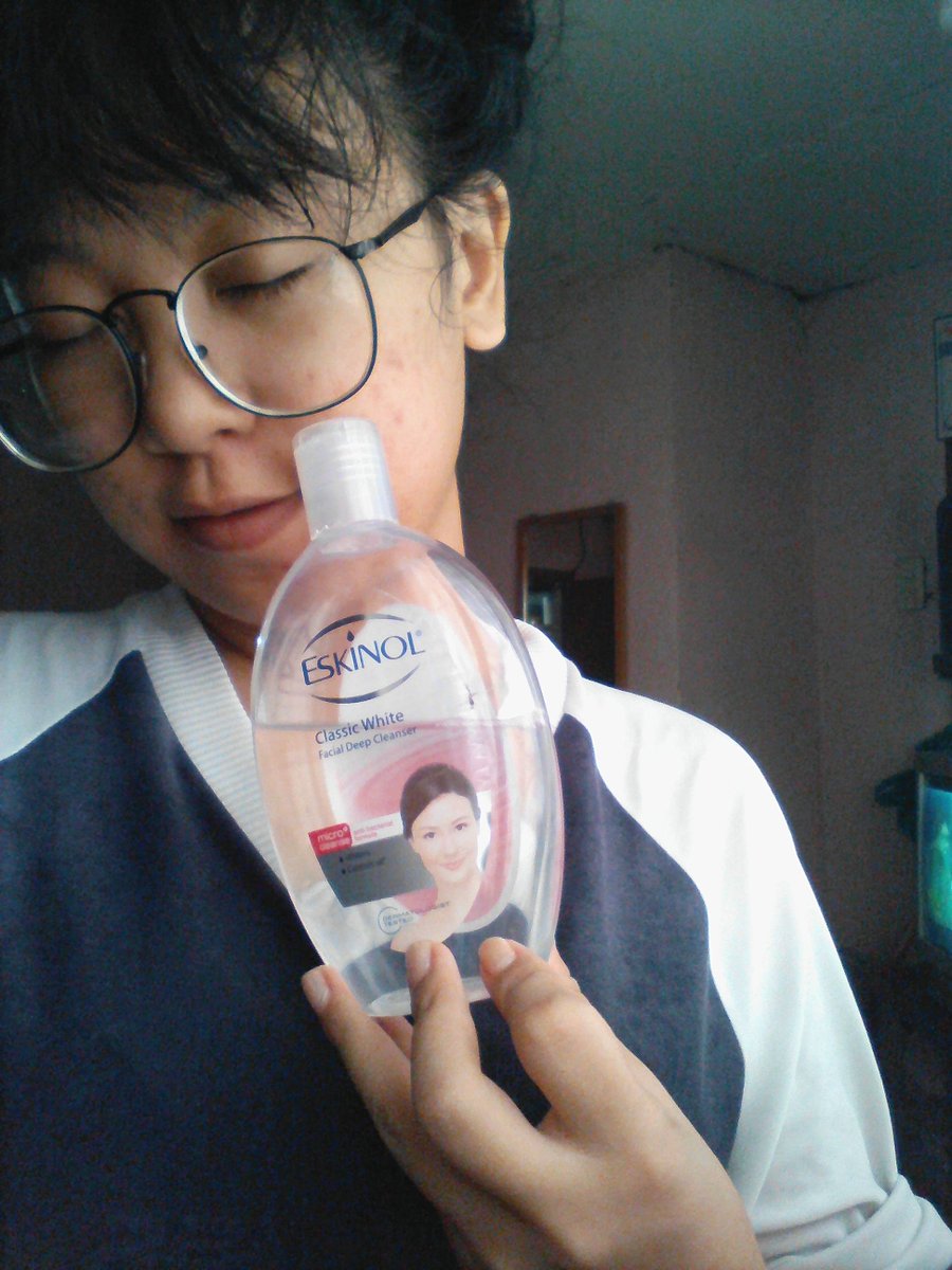 JhasGermino's tweet photo. I use it everyday after i wash it really helps my skin to get rid of oil #EskinolPH #SnapcartPH https://t.co/OSxqQ0hDVy