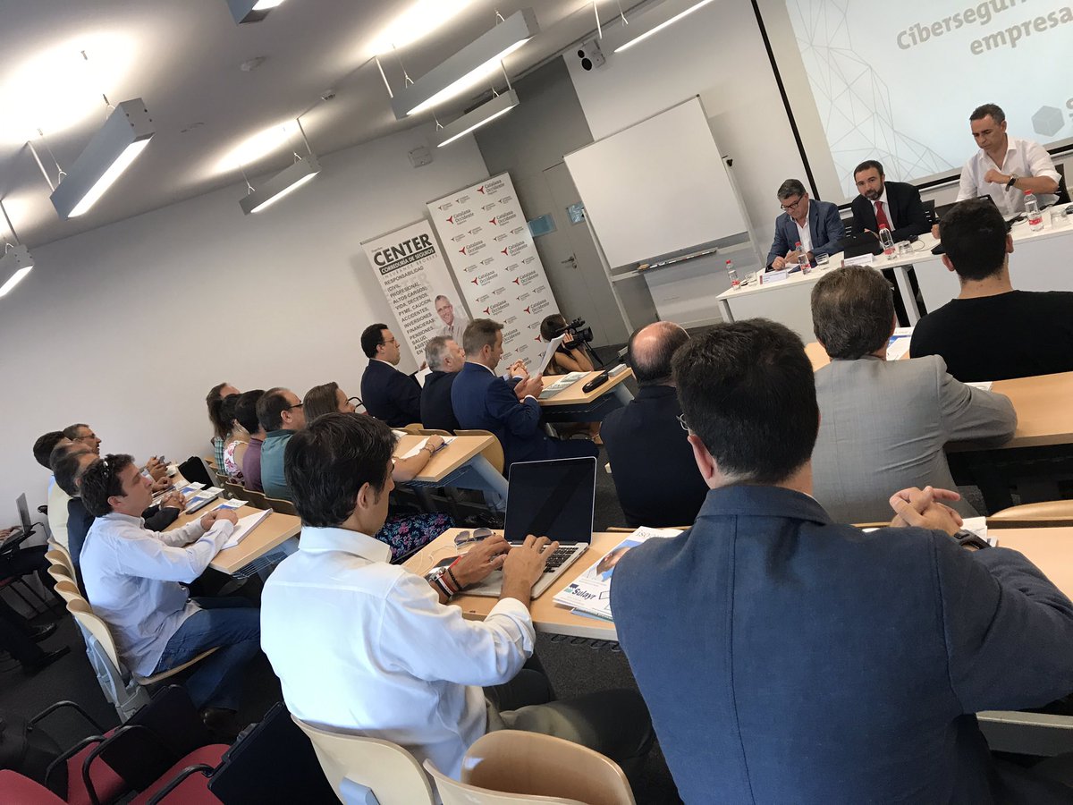 rubio_torres's tweet photo. Comienza la Jornada de #ciberseguridad en @CCGranada @Eticom_com @CanalUGR @guardiacivil @grupoEuroCENTER @granadahoy @OTRIUGR https://t.co/88aFMvNVb8