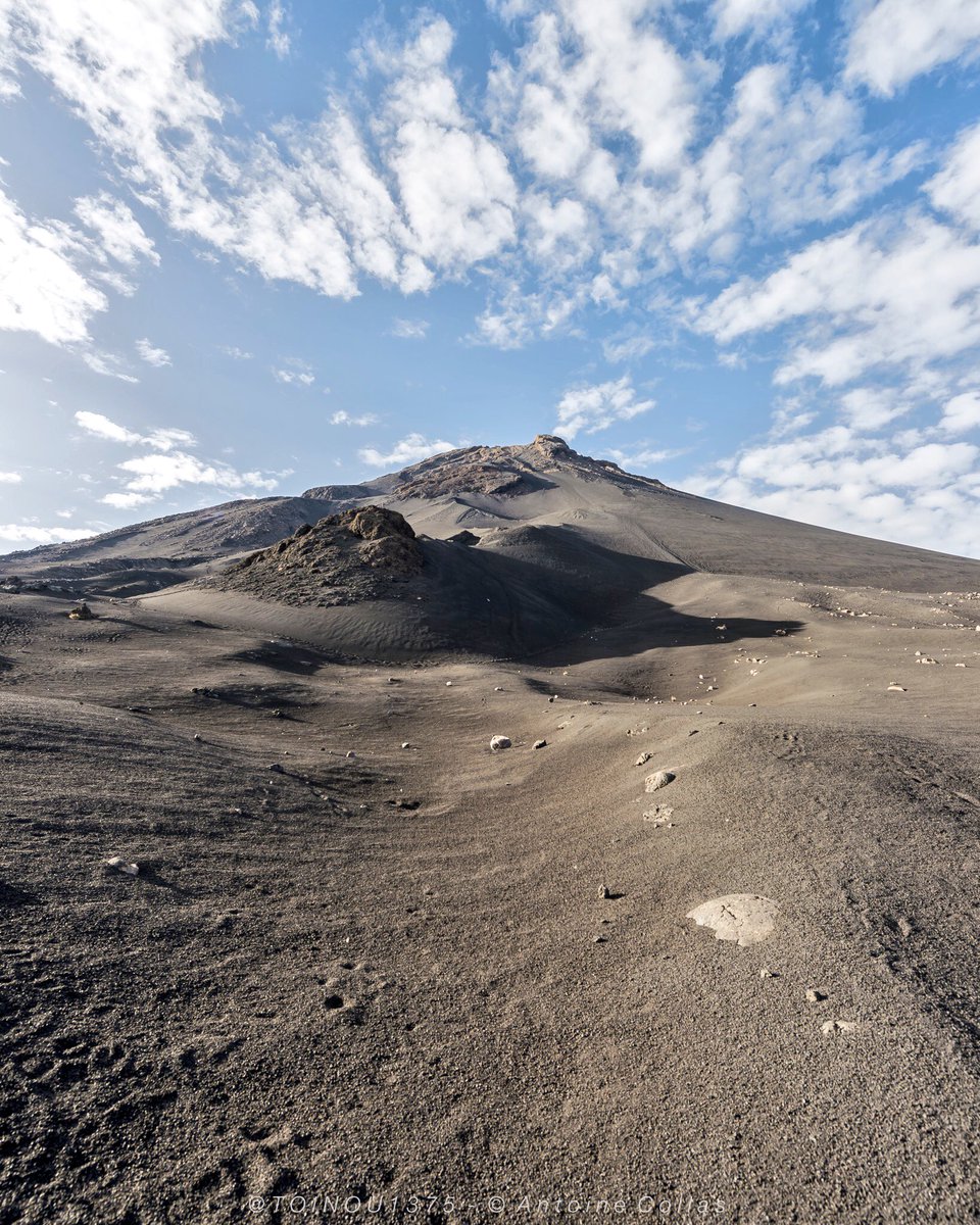 toinou1375's tweet photo. Climbing the 3000m high #CapeVerde active volcano #PicoDeFogo 🌋with @Evaneos. Such an amazing experience 😍🇨🇻 #TravelTuesday #capvert https://t.co/wWiZo7FBJ8