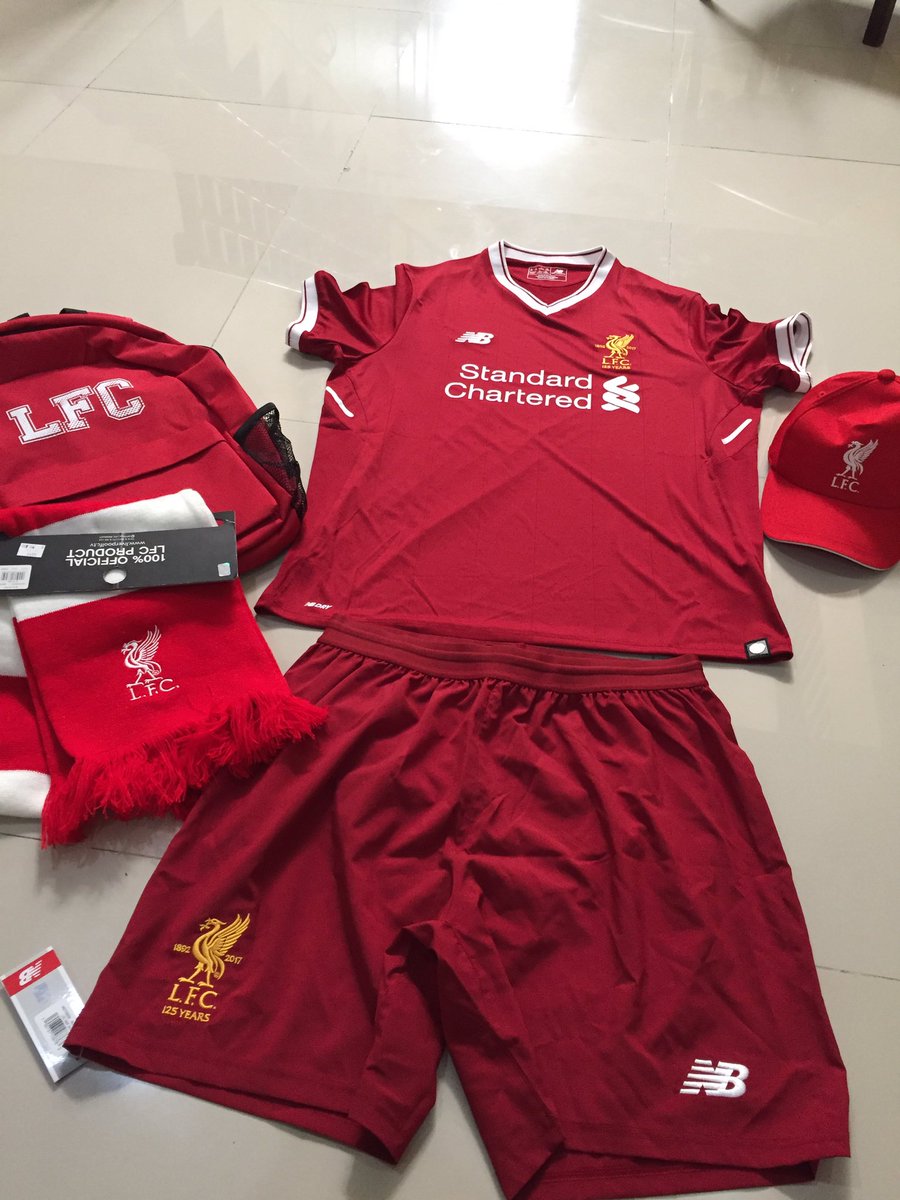 TeukuRyz's tweet photo. Wuih gw dapet kirimian jersey dari @newbalanceindo | Senang sekali! Terimakasih banyak @LFCIndonesia @Liverpoolindo https://t.co/XbzGTQ3Lzv