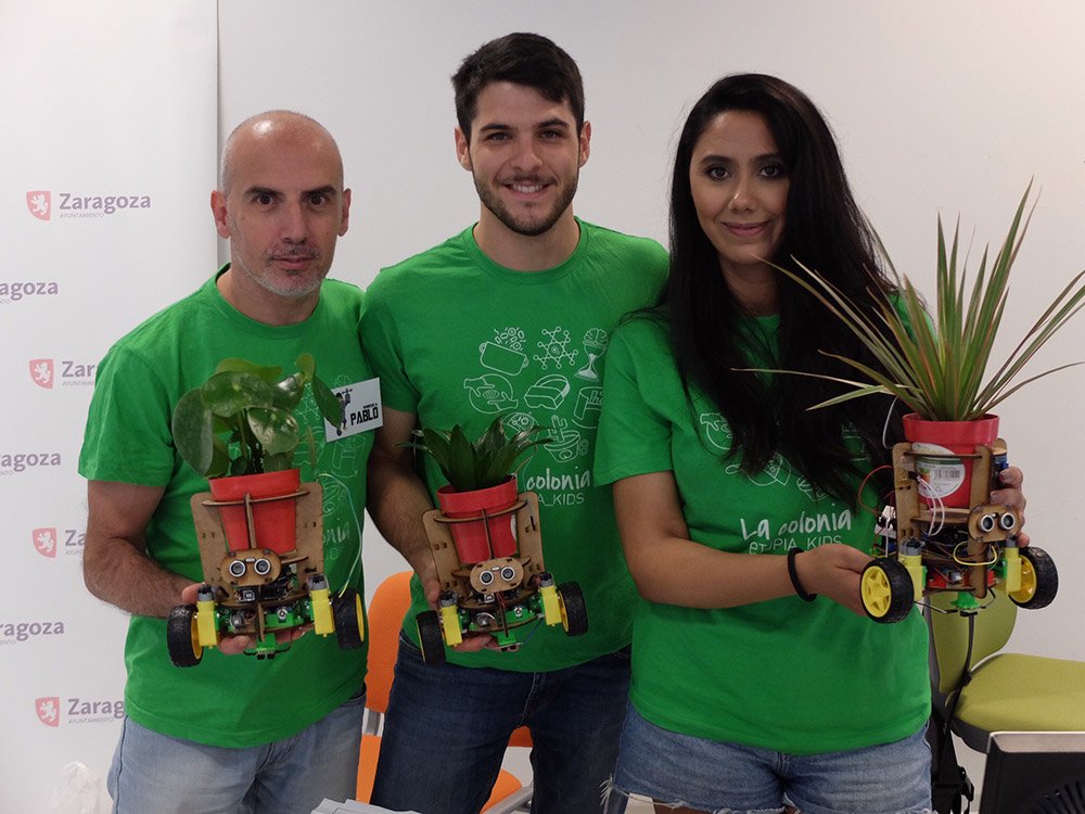 etopia_kids's tweet photo. Pablo, Fran y Fátima son los monitores de #JardínRobótico Que lxs chicxs se cuestionen los porqués de la ciencia es su objetivo #ekids17 https://t.co/i7bb1DAugl