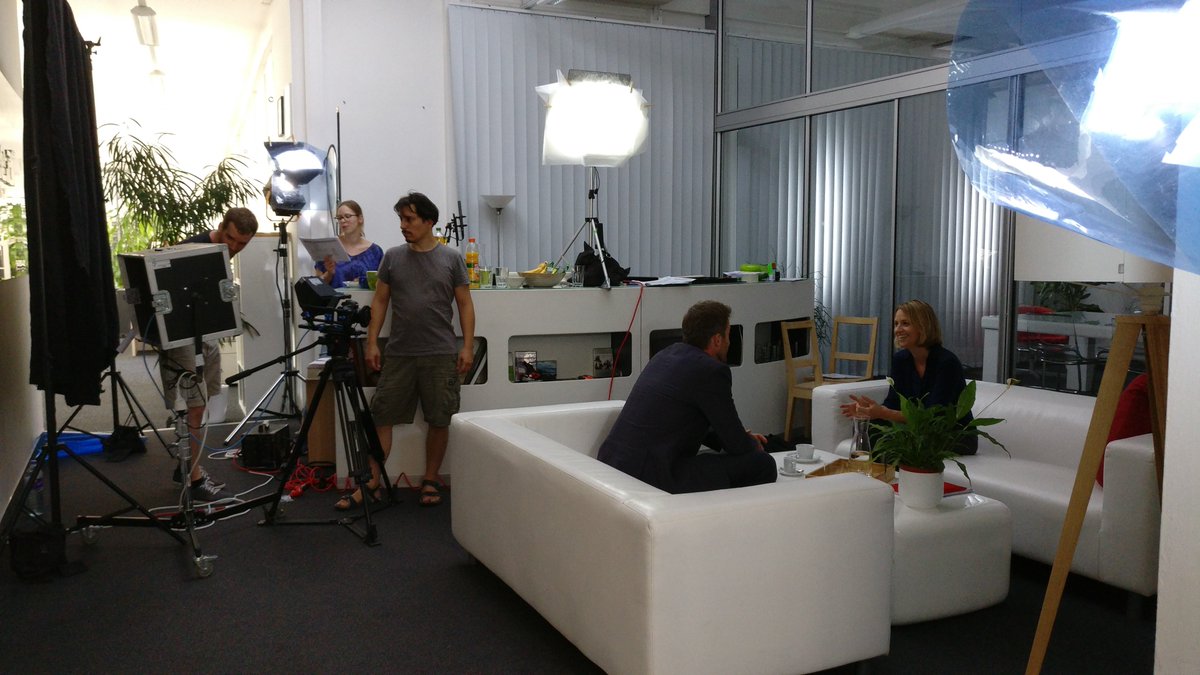 create_at's tweet photo. Großartige Drehtage gehen zu Ende. Hier ein kleiner Blick hinter die Kulissen, wie das bei der CREATE so aussieht :) #elearning #drehtag https://t.co/cOKLx0HlSy