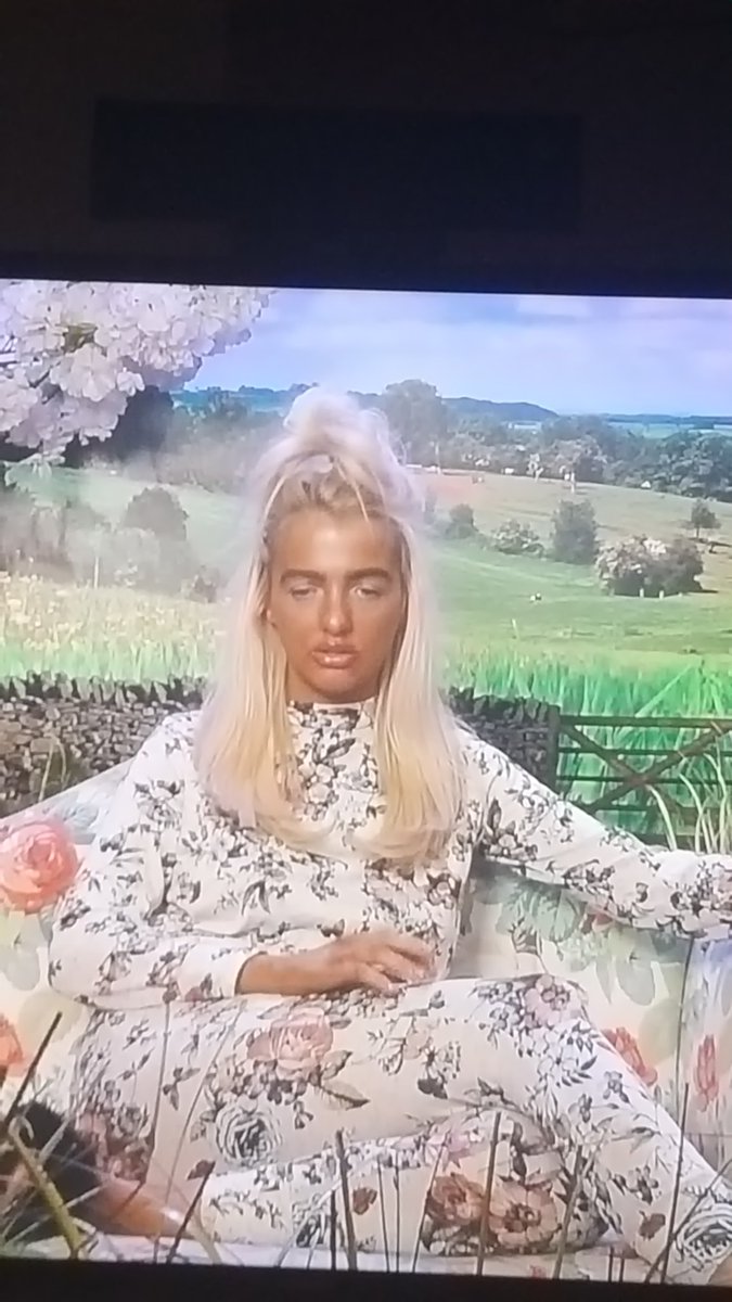 johneym's tweet photo. @bbuk #bbuk 🍾🎁 @bbukDeborah @bbukIsabelle ANY OF THESE TWO DESERVE TO WIN #BBUK2017 🎉🎈😁😀 https://t.co/lKG0P7618o