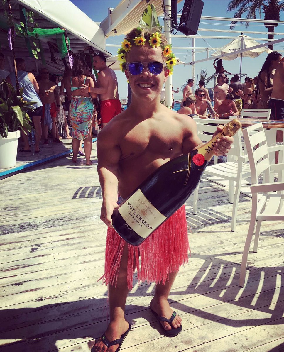 WEAREPARTY2017's tweet photo. Fancy chilingl on a Bali bed with a huge bottle of champers - https://t.co/XCzdrfhhti

#magaluf #magalufsummer @oceansbeachmallorca https://t.co/e63647JeUW