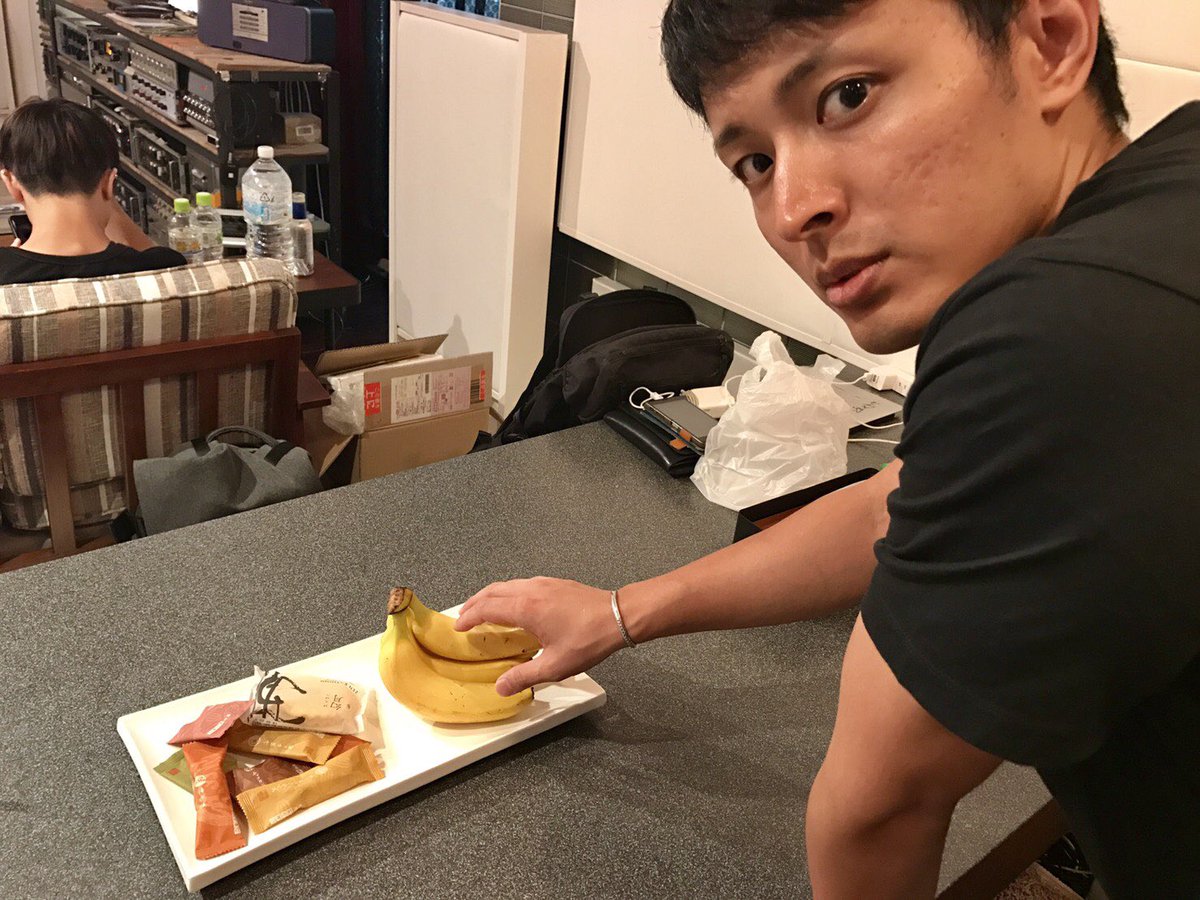 AとBの選択肢。 選ぶのは当然、Bの「BANANA」 サマー西尾のブレークタイム #サマー西尾 #ABANANA #食べ過ぎ