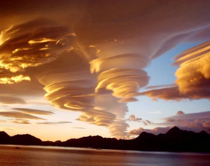 JavalavaTours's tweet image. Amazing how the sky can turn into a work of art ☁☁ #beautiful #amazing #wanderlustXL #RT