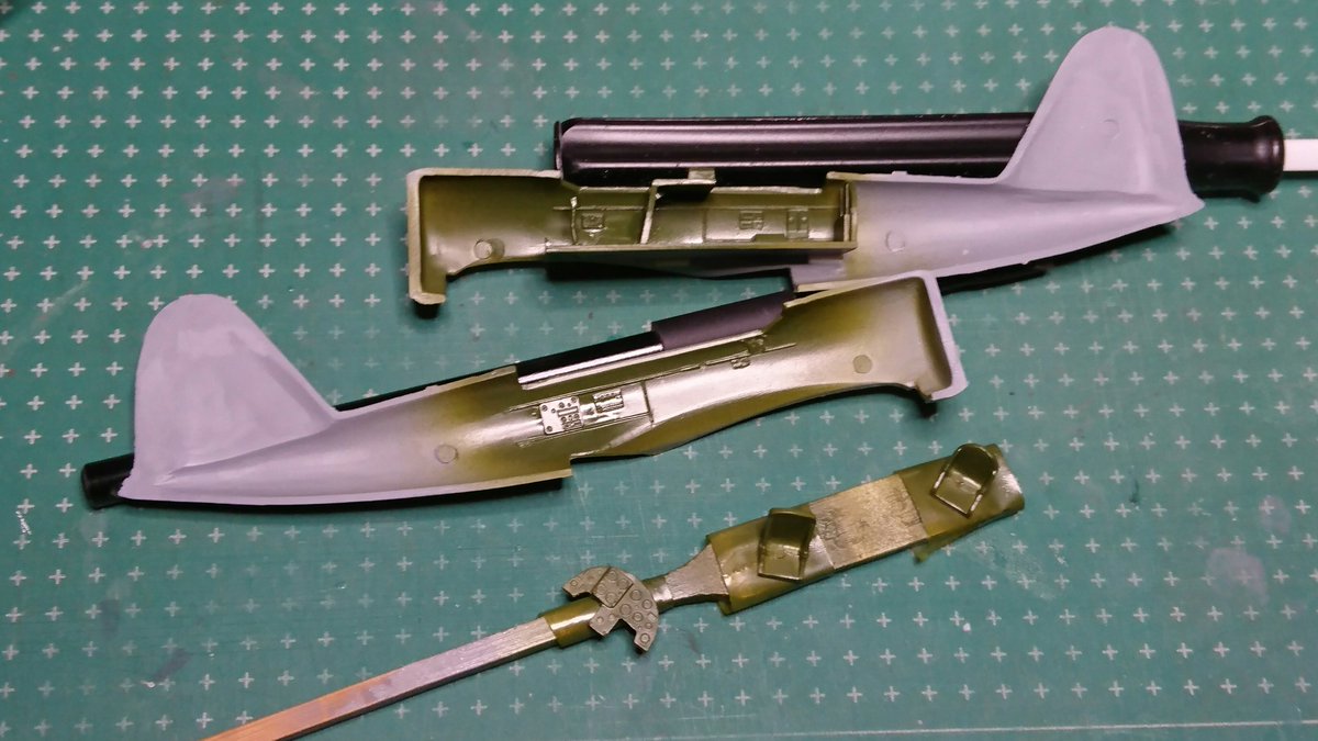 HK_SnowRabbit's tweet photo. RSモデルスの紫雲、とりあえず組み始めました。
簡易金型のキットですが、しっかり擦り合わせをしてやればキッチリ合ってくれる感じです。
外板のモールドも繊細で良い感じです。
小一時間ほどでコクピット周り組み終わったので機内色を塗りました。
#RSMODELS #紫雲 https://t.co/3A9d3b1wqZ