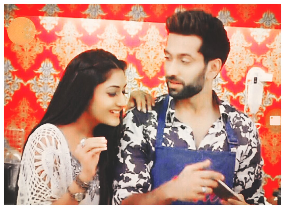 priyatweetxx's tweet photo. This Pic Speaks Volumes❤
She is Smiling &amp; he s Admiring her Beautiful Smile😭❤
#Shivika #Ishqbaaaz #UpComing
@ShivikaFc https://t.co/EkfeYvT9jT