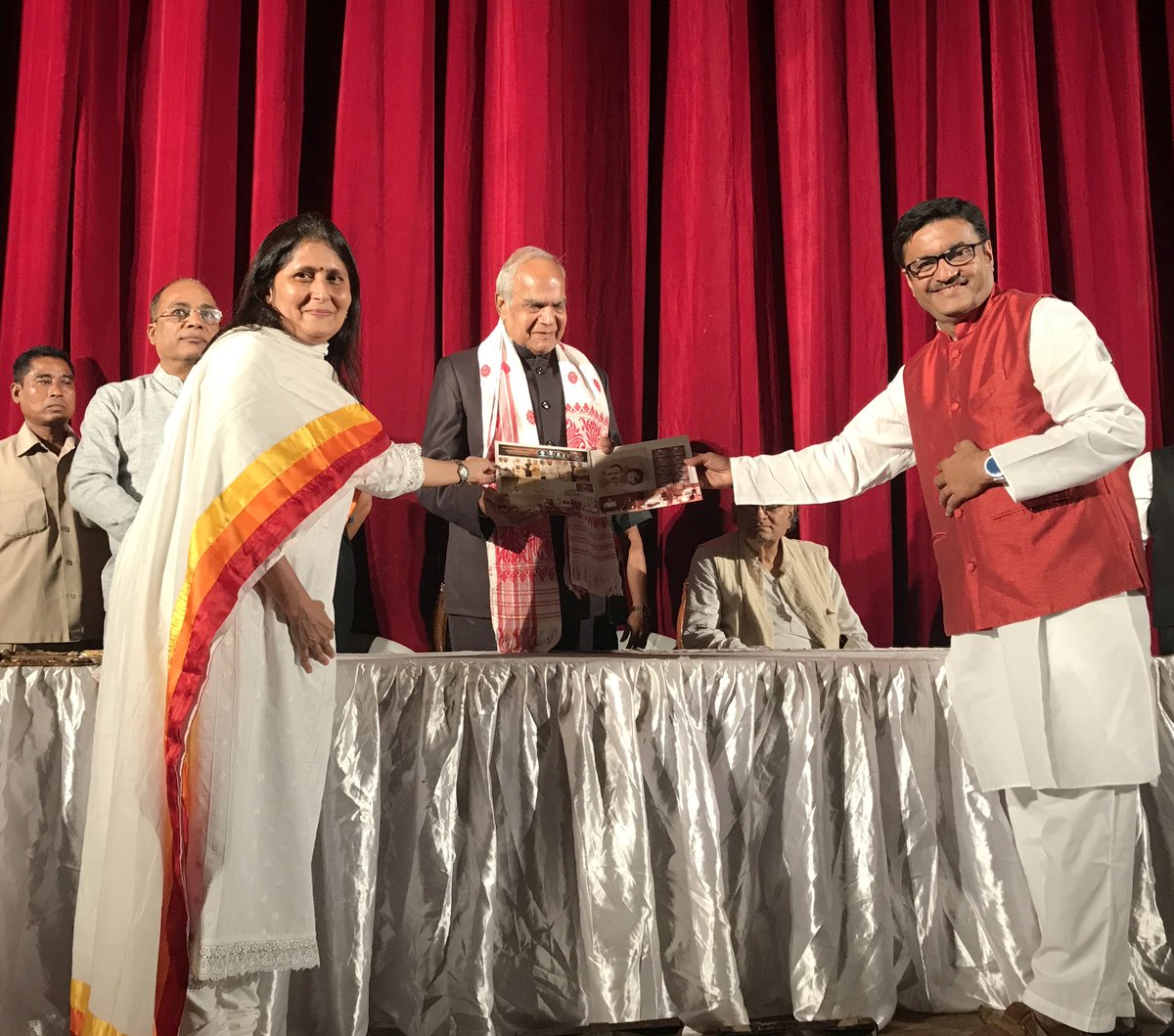 SRMDharampur's tweet photo. Guwahati show witnesses Governor of #Assam Shri Banwarilal Purohit praise #PujyaGurudevshri &amp; @Yugpurush_Play! Watch https://t.co/GNiZ0qztw4 https://t.co/kxu7xqXoiG