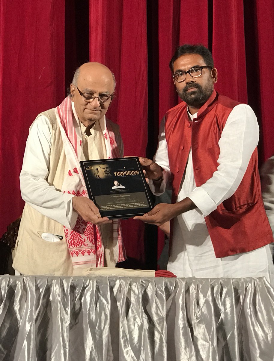 SRMDharampur's tweet photo. Guwahati show witnesses Governor of #Assam Shri Banwarilal Purohit praise #PujyaGurudevshri &amp; @Yugpurush_Play! Watch https://t.co/GNiZ0qztw4 https://t.co/kxu7xqXoiG