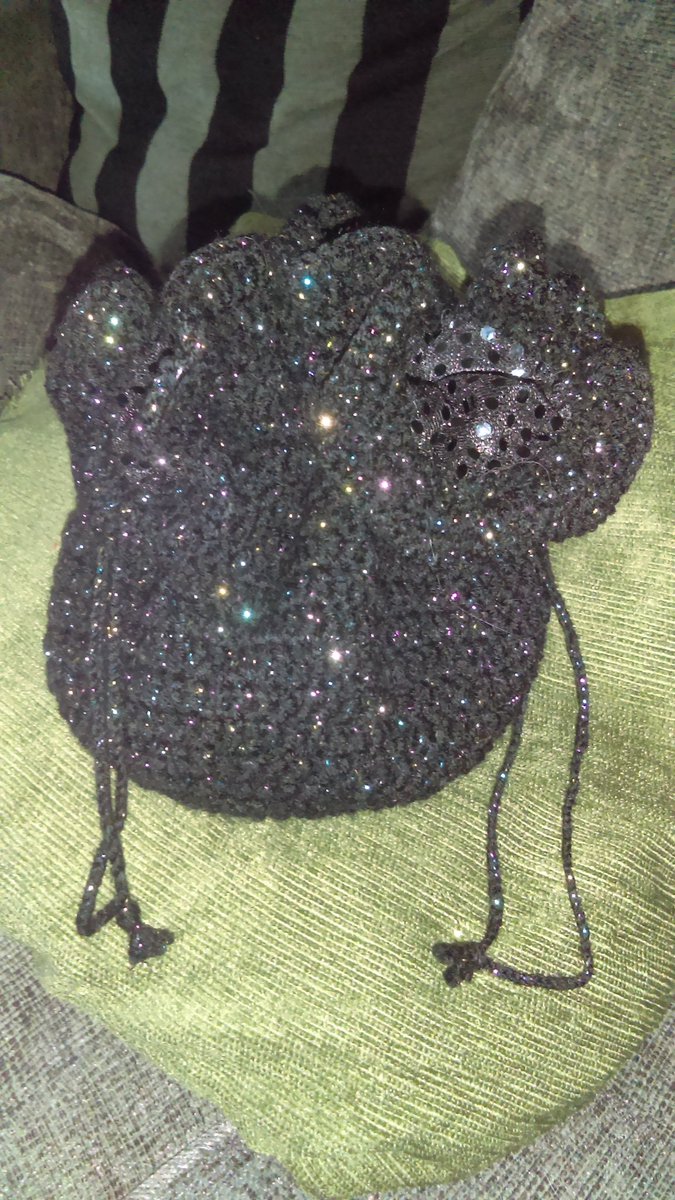 makesbakessews's tweet photo. A little crocheted evening bag made for a friend's birthday, using sparkly wool and a glittery lining. #homemadetreats https://t.co/3a8a7XPHjy