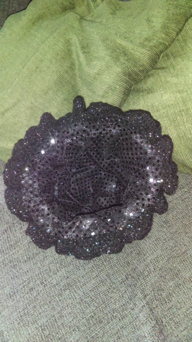 makesbakessews's tweet photo. A little crocheted evening bag made for a friend's birthday, using sparkly wool and a glittery lining. #homemadetreats https://t.co/3a8a7XPHjy