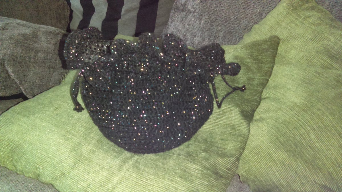 makesbakessews's tweet photo. A little crocheted evening bag made for a friend's birthday, using sparkly wool and a glittery lining. #homemadetreats https://t.co/3a8a7XPHjy