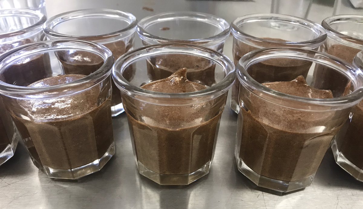 Laliberte44's tweet photo. Préparation de nos mousses chocolat maison pour vous régaler ce midi #saintnazaire #Faitmaison https://t.co/C5hwHFqtEj