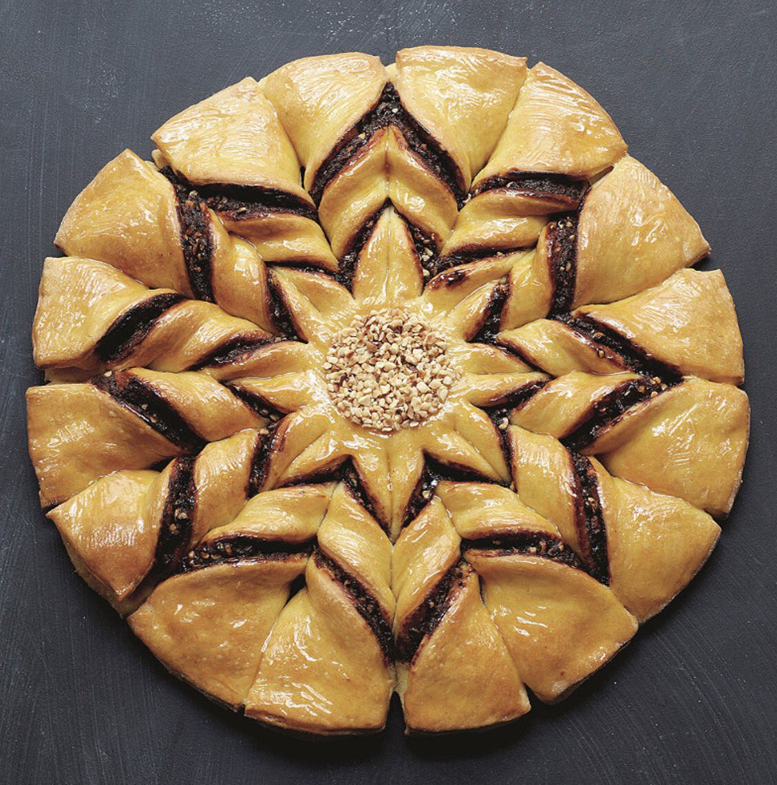 sweetiehour's tweet photo. This week #TwitterBakeAlong
We are doing @luistroyano Star #Bread Challenge.
The recipe is in #BakeItGreat or https://t.co/9laLsRk6y3 https://t.co/kNNjru3uPN