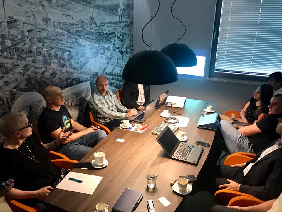 EmkaTrans_'s tweet photo. W taki sposób rodzą się najlepsze #pomysły. Cały czas ulepszamy naszą #ofertę z myślą o Was! https://t.co/S3NHt5ueCb #autokary #podróże https://t.co/40Fm3YAjOO