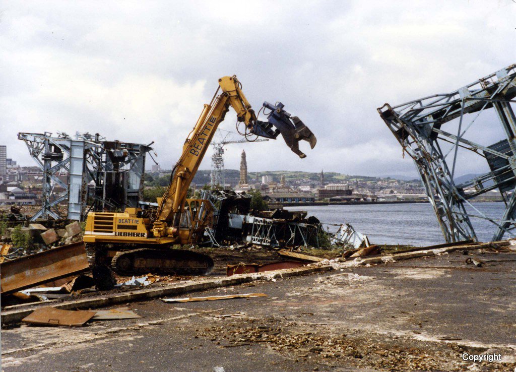 Continuing on the #crane theme. Cartsburn 1988. We have a long history of demolishing them. #inverclydeshipbuilding #inverclyde  Rbt Kelly