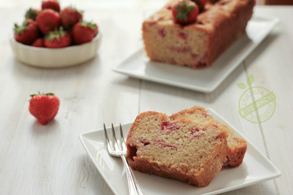 kitchencri's tweet photo. Toglietemelo da davanti sono già alla seconda fetta di questo Plumcake alle fragole senza… https://t.co/1gj79vCcfo https://t.co/fsBUdAkrNG