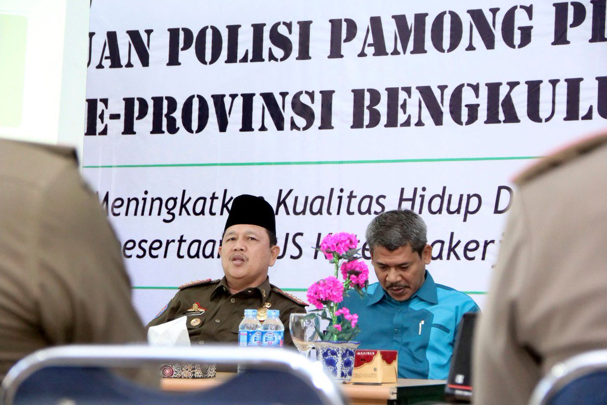 PakJamel's tweet photo. Kepala @SatpolPP_BKL @Juniwanto1 menegaskan, diasuransikannya anggota melalui BPJS Ketanagakerjaan, bukan berarti halal berbuat arogan. https://t.co/eA0piVjBup