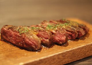 nikuou_com's tweet photo. 2代目肉王に輝いたGRILL DINING MASATORA さんおめでとうございます❗️🍖👑 https://t.co/lRsUWb1sS9