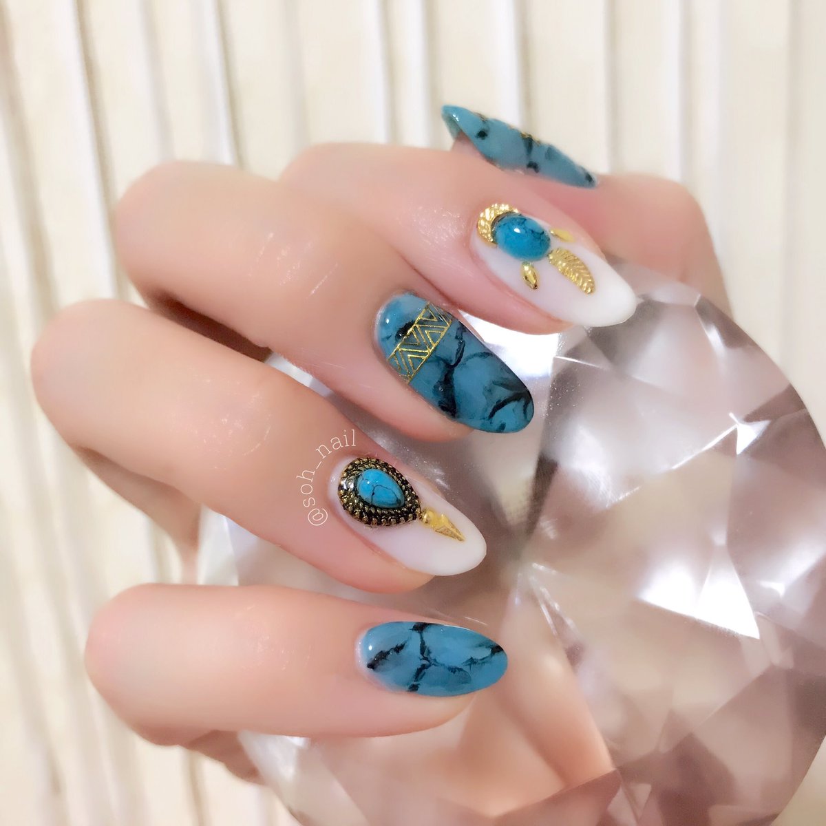 Soh ネイル垢 New My Nail 真夏の太陽に映えるターコイズネイル コンチョやゴールドパーツを使いたくって出来上がりました 天然石風なネイルは模様を作るのがほんとに楽しい ネイルに合わせてエスニックなお洋服が着たくなってきた٩ W و