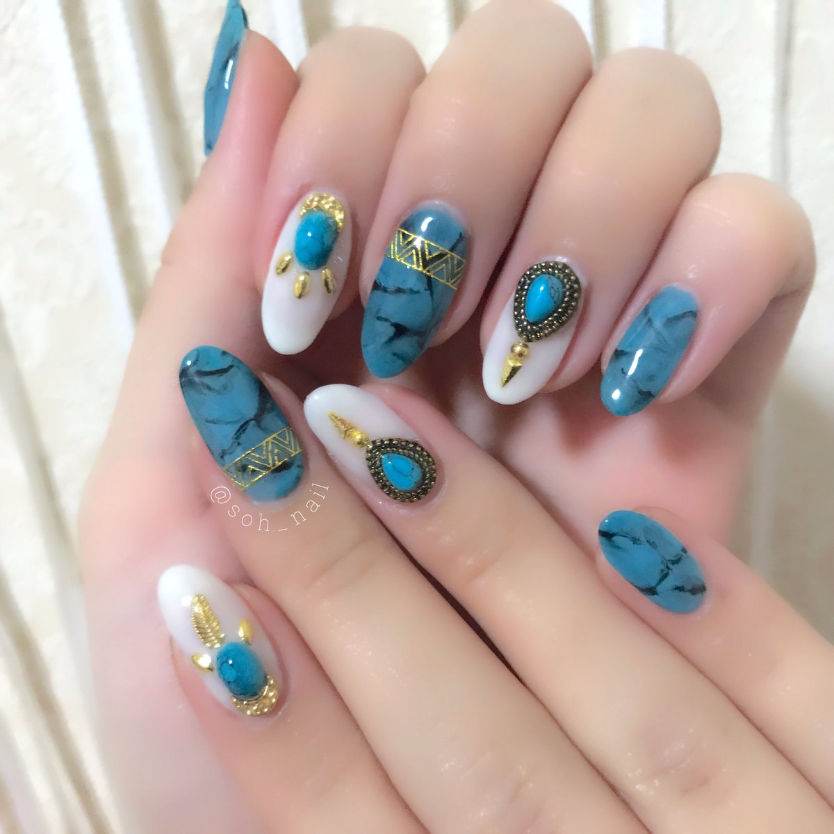 Soh ネイル垢 New My Nail 真夏の太陽に映えるターコイズネイル コンチョやゴールドパーツを使いたくって出来上がりました 天然石風なネイルは模様を作るのがほんとに楽しい ネイルに合わせてエスニックなお洋服が着たくなってきた٩ W و