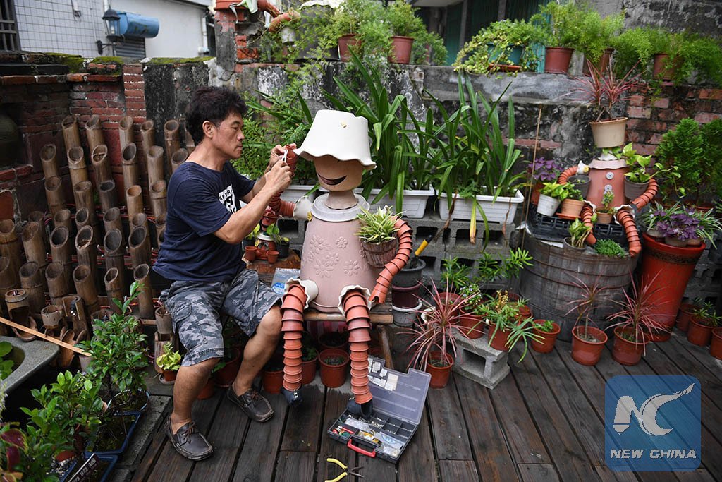 annalan00's tweet photo. Life can be much easier if you take everything as #artwork. Look at these lovely puppets made of discarded flowerpots #TuesdayThoughts https://t.co/kMpYoByx8G