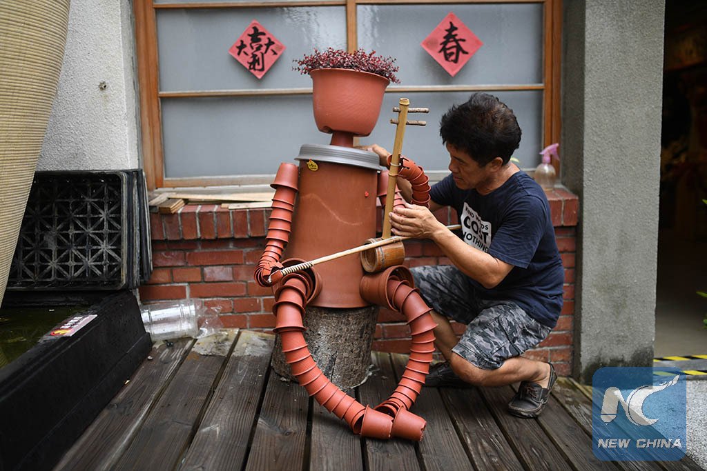 annalan00's tweet photo. Life can be much easier if you take everything as #artwork. Look at these lovely puppets made of discarded flowerpots #TuesdayThoughts https://t.co/kMpYoByx8G