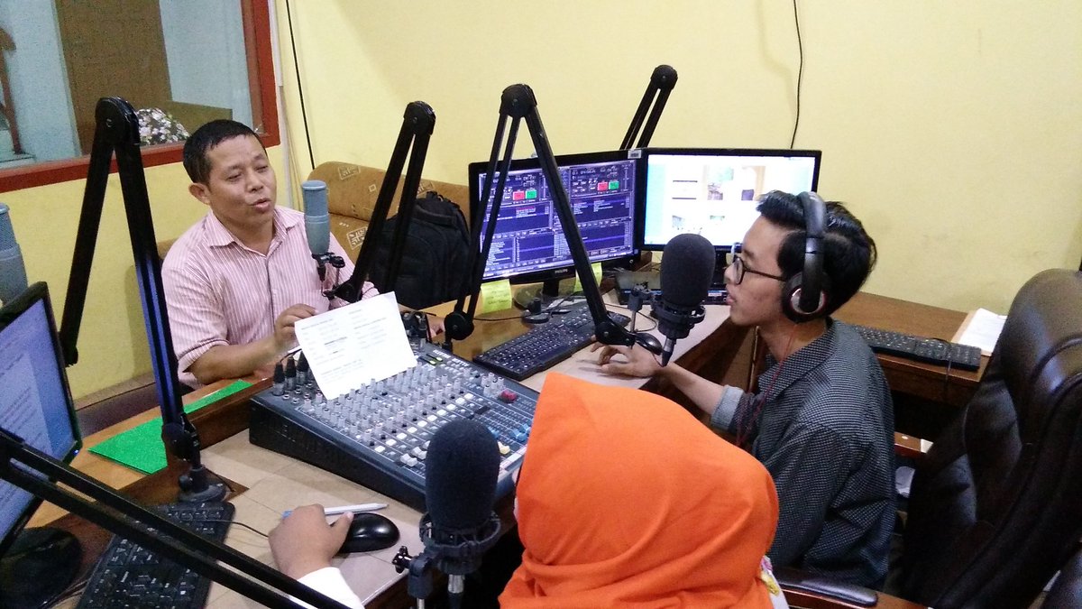 lampostupdate's tweet photo. Talkshow bersama Maskut Chandranegara, Kabid Sekretariat Lembaga Pengkajian Pangan Obat-obatan dan Kosmetika (LPPOM) MUI Lampung #zonasore https://t.co/vr1MwM5eJt