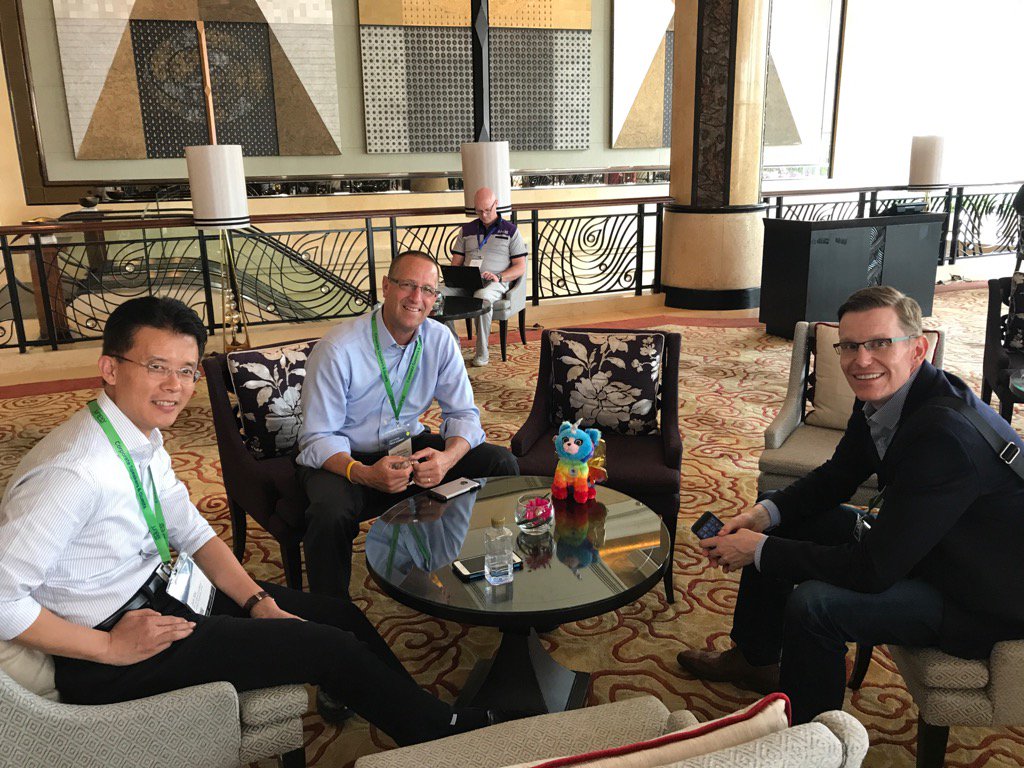 _Bill_Pfeifer's tweet photo. #JKitty having a quick strategy meet with leadership at APAC's #JNPRTech2017. https://t.co/G9JGN7OdIi
