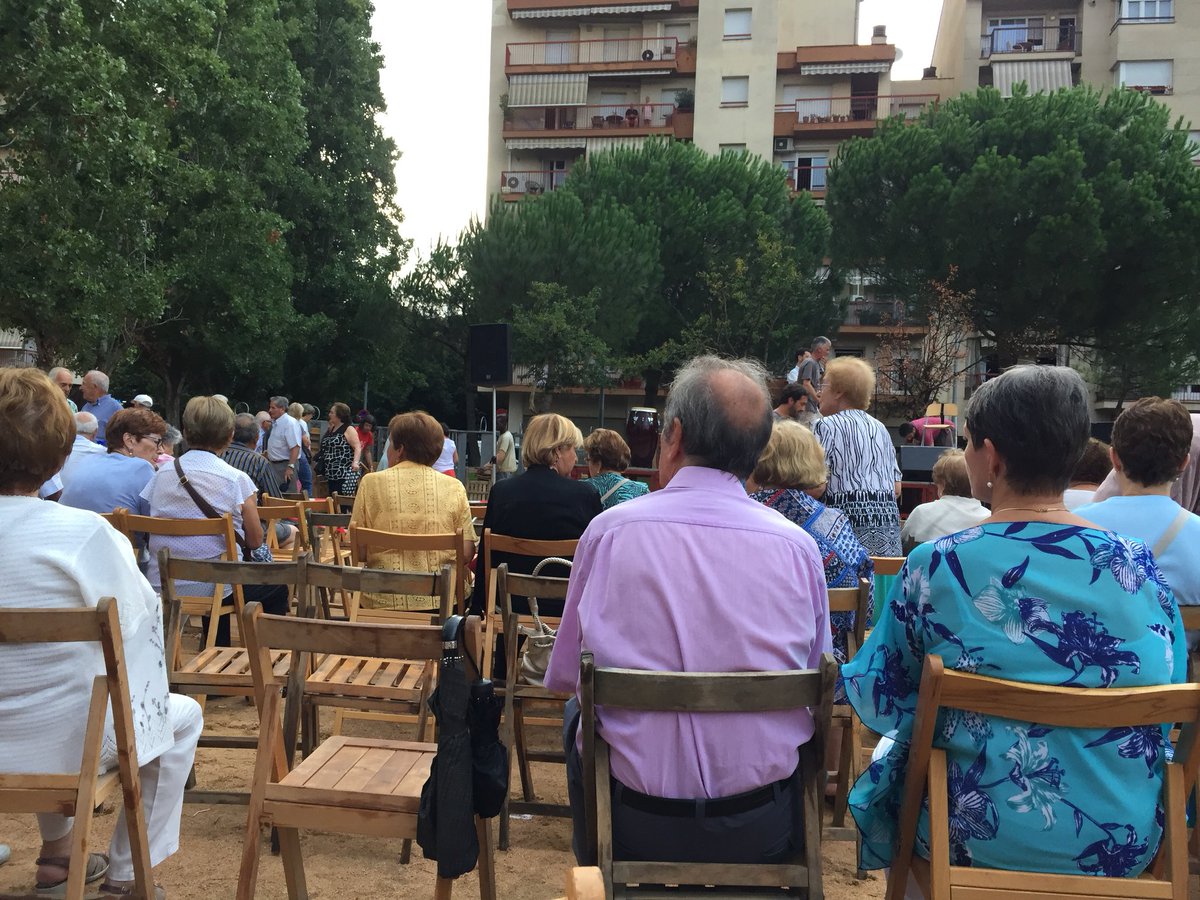 RSalinaaas's tweet photo. Gran vespre de havaneres a salt gràcies a la feina incondicional i incansable de la colla @collamhopassobe i gran actuació dels @ElsCremats https://t.co/m2VhfQjRZE