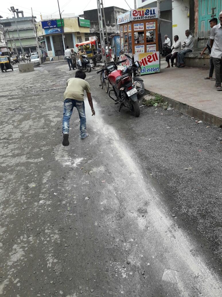 np_veraval's tweet photo. Dusting in rambharosa police chowki area in veraval https://t.co/aRZz0MUrdh