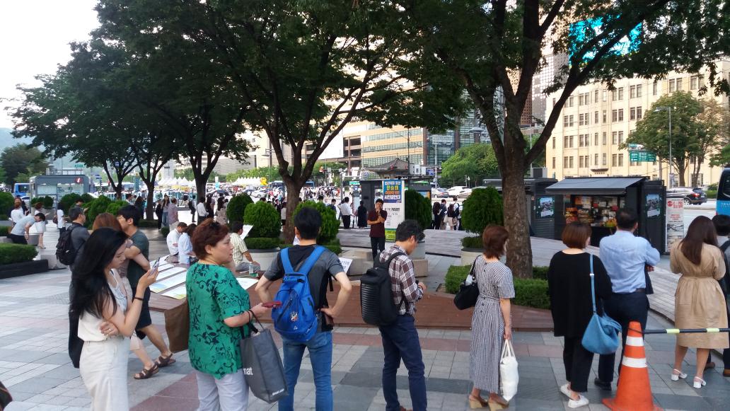 nsociety's tweet photo. 새사회연대와 민주사법연석회의 오늘7차 법원개혁 양승태퇴진 시민발언대 하고 있습니다. 2009년 용산참사사건 대법원주심이었던 양승태 대법원장, 폭력진압으로 희생된 5명 시민의 죽음에 "아쉽다"에 그쳤습니다. #양승태퇴진 https://t.co/6T0WG5NZDv